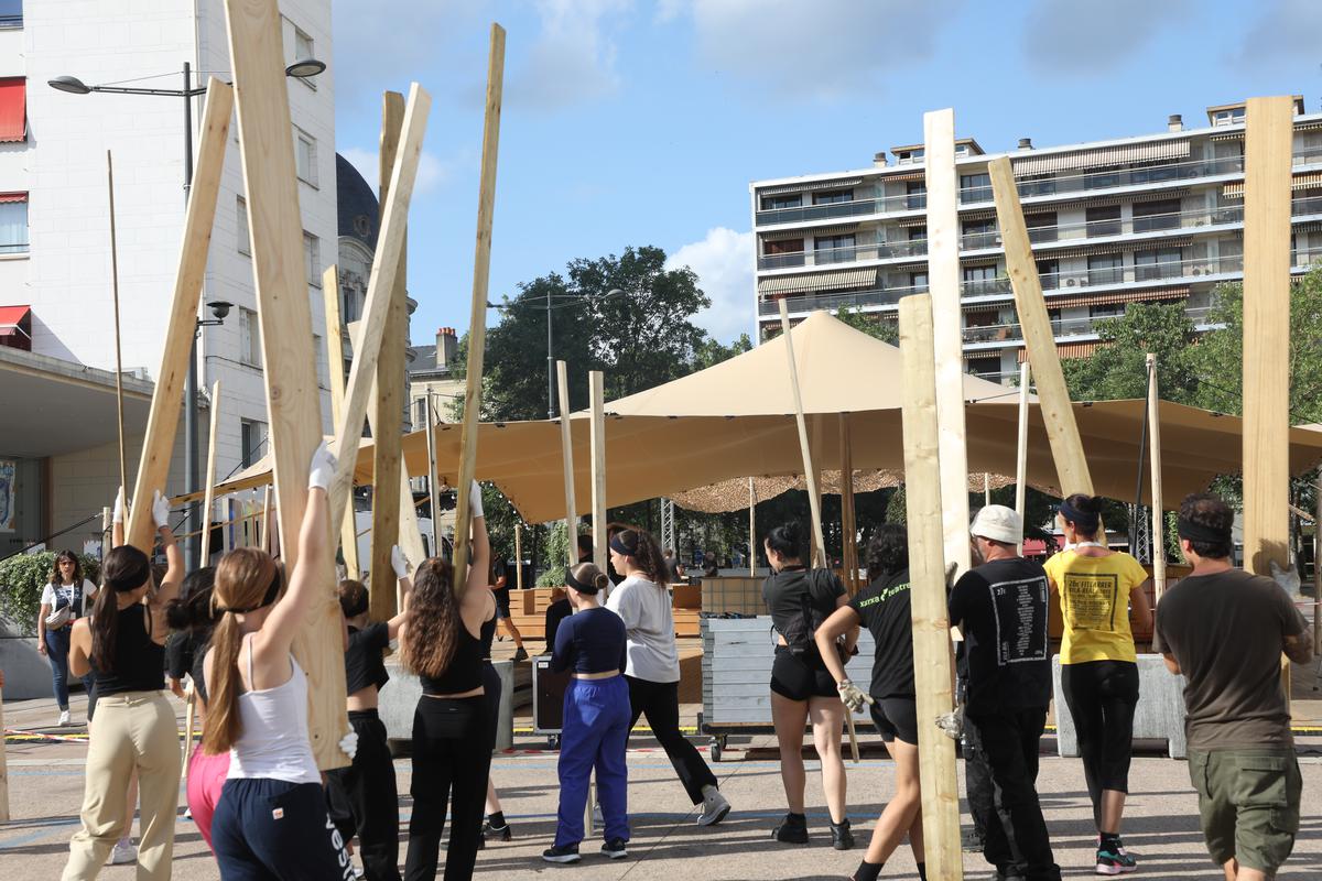 Dans l’effervescence des préparatifs sur l’esplanade Badinter à Périgueux.